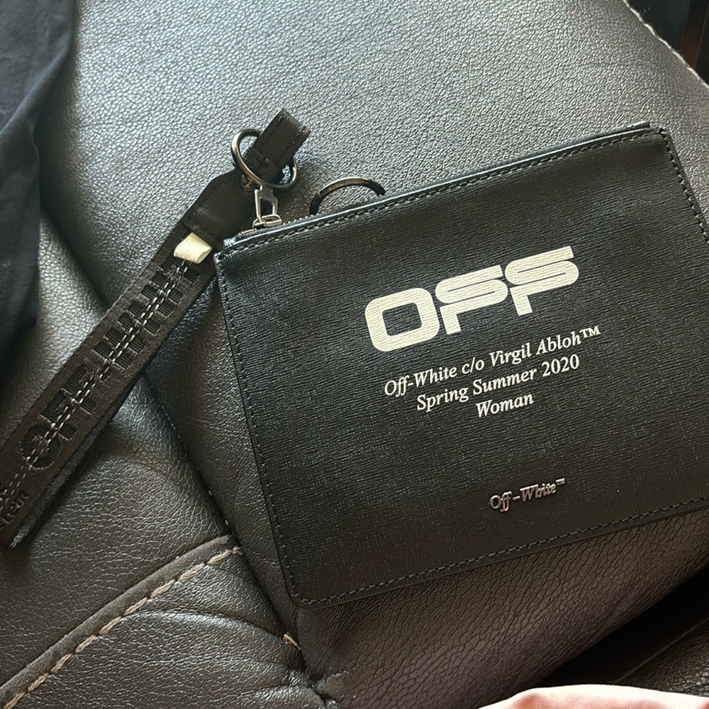 Off-White “Flat-Pouch”